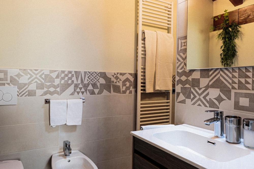 A&G Apartment Aosta - Elegante Casa 100 Mq Su Due Piani Con Wi-Fi-Giardino-Parcheggio المظهر الخارجي الصورة